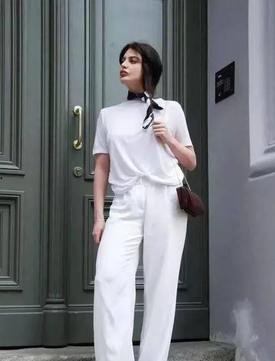 成人背心浴袍怎么穿视频,成人背心浴袍的时尚穿搭教程